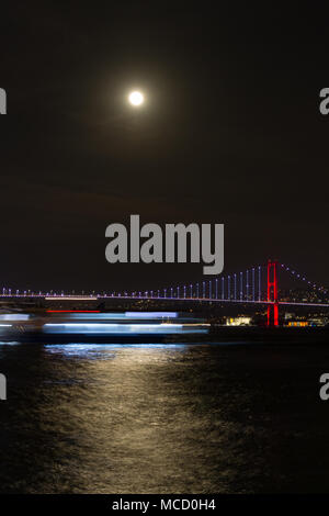 Super sangue Blu Moon oltre lo stretto del Bosforo, città di Istanbul, Turchia Foto Stock