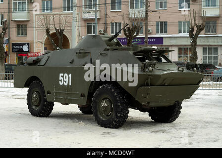 PERM, Russia - 03 Marzo 2018: Combattere la ricognizione/patrol veicolo BRDM-2 permanente sulla via della città Foto Stock