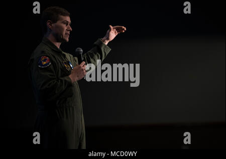 Lt. Col. Jeremy Renken, il comandante del 492nd Fighter Squadron at Royal Air Force Lakenheath, parla durante la bandiera rossa 18-1 Bandiera giornata presso il Club alla Nellis Air Force Base in Nevada, Febbraio 9, 2018. Giornata di bandiera permette di visitare alleato unità costruire un cameratismo e rafforzare la cultura warfighter in più domini. (U.S. Air Force foto di Senior Airman Kevin Tanenbaum) Foto Stock