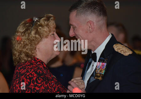 Tacoma, Washington. - Lt. Gen. Gary J. Volesky, comandante generale dell America del primo corpo e la base comune Lewis McChord, gode di una danza con la moglie, Leanne Volesky durante la chiusura della serata del corpo centenario della sfera all'Hotel Murano, 10 febbraio 2018. Gen Volesky è la 64a comandante del corpo poiché si tratta di attivazione durante la Prima Guerra Mondiale nel 1918. Egli ha preso il comando il 3 aprile 2017. Foto Stock