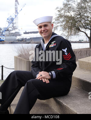 NORFOLK (feb. 5, 2018) Machinistís Mate (nucleare) di prima classe Ross Marshall, nativo di Ada, Okla., assegnato alla USS La Jolla (SSN 701), Submarine Force Atlantic 2017 Mare marinaio di l'anno. Il Marinaio degli anni del programma è stato istituito nel 1972 dal Capo di operazioni navali Adm. Elmo Zumwalt e Master Chief Sottufficiali della Marina John Whittet a riconoscere un individuo marinaio che meglio ha rappresentato la sempre crescente gruppo di professionisti dedicati marinai a ogni comando e in ultima analisi la marina. (U.S. Foto della marina da capo la comunicazione di massa specialista Darryl legno/rilasciato) Foto Stock