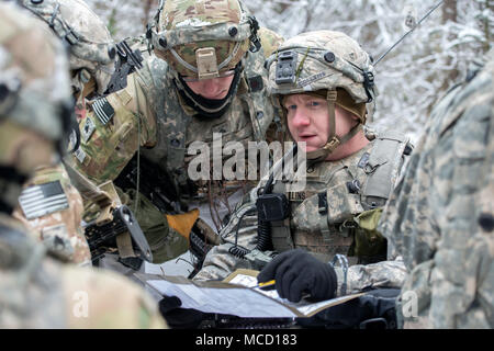 Il personale Sgt. Justin Collins, destra, assegnato alla società di caricabatterie, 1° Battaglione, quinto reggimento di fanteria, 1° Stryker Brigade Combat Team, XXV divisione di fanteria, U.S. Esercito di Alaska, mutandine compagni soldati durante il funzionamento conca a base comune Elmendorf-Richardson, Alaska, il 10 febbraio, 2018. Funzionamento Conca è stato un battaglione-livello, bracci combinato, live-esercizio di incendio che si è concentrato sulla letalità artico. Durante il funzionamento di tre 150-soldato aziende manovrato attraverso vari terreni; attaccando e cogliendo le posizioni nemiche nonché eliminando le principali armi e veicoli essendo utilizzati dal nemico. (U.S. Foto Stock