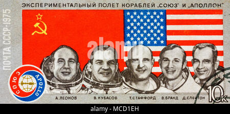 Minsk, Bielorussia - Gennaio 2, 2014: Immagine da timbro stampato in Unione Sovietica. Il tema del volo sperimentale delle navi "Unione" e "Apollo", Circa Foto Stock
