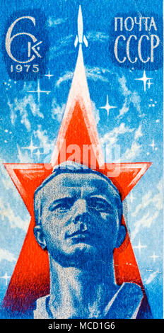 Minsk, Bielorussia - Gennaio 2, 2014: Immagine da timbro stampato in Unione Sovietica Mostra ritratto di Yuri Gagarin A. da L. Curbel cosmonauti, giorno, circa 1975 Foto Stock