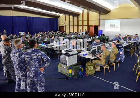 Cella di bianco membri breve il giorno befere l inizio del fronte nord 2018 Feb. 13, presso Andersen Air Force Base, Guam. Questo anno di far fronte a nord è un annuale Pacific Air Forces tri-laterale assistenza umanitaria/Disaster Relief esercizio con partecipanti provenienti da Stati Uniti Air Force, U.S. Navy, U.S. Marine Corps, Koku Jieitai (Giappone Aria forza di autodifesa), e Royal Australian Air Force. (U.S. Air Force foto di Airman 1. Classe Christopher quaglie) Foto Stock