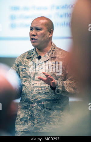 Stati Uniti Air Force Lt. Gen. GI Tuck, XVIII Air Force commander, parla di una chiamata durante un tour di Travis Air Force Base, California, 14 febbraio, 2018. Tuck è su un tour di tre giorni di Travis visitando le diverse unità e incontro con gli avieri. (U.S. Air Force foto di Luigi Briscese) Foto Stock