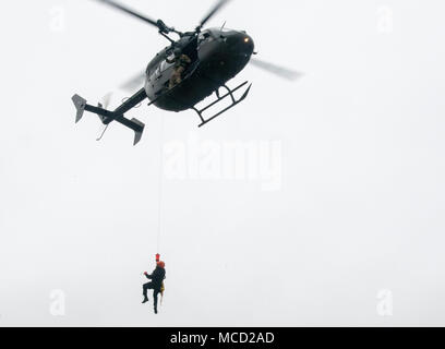 La Carolina del Sud elicottero Acaquatic Rescue Team esercizio elevate paranchi di salvataggio durante uno scenario di addestramento mentre partecipa il patriota sud 18 esercizio al Combat Readiness Training Center, Gulfport, Miss., 14 febbraio, 2018. PATRIOT Sud 18 si concentra su come aumentare la comprensione del coordinamento, le politiche e le procedure necessari a condurre una Joint Inter-Agency risposta domestico. (U.S Air National Guard photo by Staff Sgt. Jessica Fielder) Foto Stock