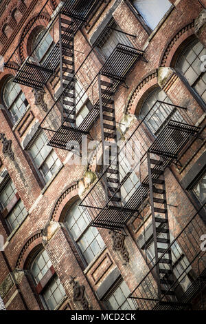 Fire sfugge su una pietra marrone appartamento edificio a Manhattan, New York City. Foto Stock