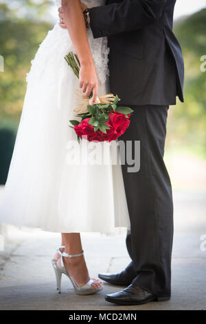 Abbraccio di nozze Foto Stock