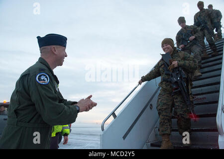 Air Force Col. Mark Schmidt, direttore delle operazioni di comando in Alaska, saluta la visita U.S. Marines con lo scopo speciale Marine-Air-Massa Force-Arctic attività di bordo 18 come essi arrivano a base comune Elmendorf-Richardson, Alaska, Feb 13, 2018. I marines sono a JBER a sostegno di Arctic Edge 2018, una biennale su grande scala, joint-esercizio che prepara e prove il militare degli Stati Uniti è la sua capacità di operare tatticamente nel freddo estremo-Condizioni meteorologiche rilevate in ambienti artici. Sotto l'autorità del North American Aerospace Defense e U.S. Comando Nord, più di 1500 particip Foto Stock