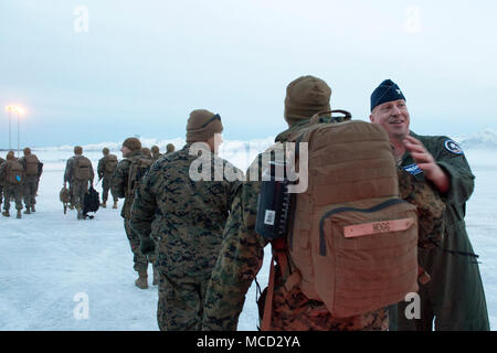 Air Force Col. Mark Schmidt, direttore delle operazioni di comando in Alaska, saluta la visita U.S. Marines con lo scopo speciale Marine-Air-Massa Force-Arctic attività di bordo 18 come essi arrivano a base comune Elmendorf-Richardson, Alaska, Feb 13, 2018. I marines sono a JBER a sostegno di Arctic Edge 2018, una biennale su grande scala, joint-esercizio che prepara e prove il militare degli Stati Uniti è la sua capacità di operare tatticamente nel freddo estremo-Condizioni meteorologiche rilevate in ambienti artici. Sotto l'autorità del North American Aerospace Defense e U.S. Comando Nord, più di 1500 particip Foto Stock