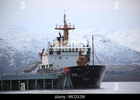 L'equipaggio a bordo del guardacoste SPAR attende in porto alla base Kodiak, Alaska, Feb 15, 2018. Il longherone è un 225-piede oceaniche gara di boa, e gli equipaggi ha la missione di tendono ausili alla navigazione da Kodiak Island per le isole aleutian. Stati Uniti Coast Guard foto di Sottufficiali di prima classe Charly Hengen. Foto Stock