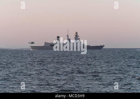 180206-N-TB177-1244 U.S. 5TH FLOTTA AREA DI OPERAZIONI (feb. 6, 2018) un elicottero ascensori dal ponte della marina francese Horizon-class air defense destroyer Chevalier Paul (D 621) durante l'esercizio Khunjar Haad. Khunjar Haad è un multilaterali, superficie, aria e l'eliminazione degli ordigni esplosivi esercizio con gli Stati Uniti Navy, U.S. Coast Guard, Royal Navy di Oman, in Francia la Marine Nationale e Regno Unito la Royal Navy al fine di migliorare l'interoperabilità, la mutua capacità e il supporto a lungo termine la cooperazione regionale di forze nel Golfo Arabico. (U.S. Foto di Marina di Massa lo specialista di comunicazione 2a classe Ke Foto Stock