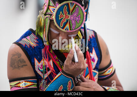 180210-N-ZA692-0031 U.S. Il Veterano dell'esercito, Brian Hammill della nazione Ho-Chunk, applica la faccia della vernice prima di grand entry al ventottesimo annuale Museo sentito nel Campionato del Mondo Hoop dance contest presso l'Heard Museum in Phoenix, Arizona nel febbraio 10, 2018. Nella pubblica Native American hoop performance di danza, ballerini può utilizzare fino a 50 cerchi di fare formazioni che quando combinati trasportano una storia. (U.S. Foto di Marina di Massa lo specialista di comunicazione 2a classe Anita C. Newman/rilasciato) Foto Stock