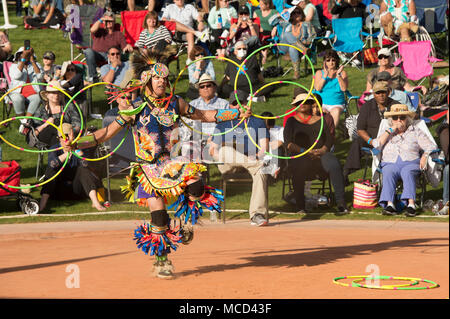 180210-N-ZA692-0505 U.S. Il Veterano dell'esercito, Brian Hammill della nazione Ho-Chunk, compete al ventottesimo annuale Museo sentito nel Campionato del Mondo Hoop dance contest presso l'Heard Museum in Phoenix, Arizona nel febbraio 10, 2018. Nella pubblica Native American hoop performance di danza, ballerini può utilizzare fino a 50 cerchi di fare formazioni che quando combinati trasportano una storia. (U.S. Foto di Marina di Massa lo specialista di comunicazione 2a classe Anita C. Newman/rilasciato) Foto Stock