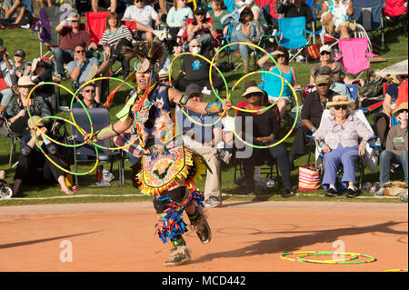 180210-N-ZA692-0502 U.S. Il Veterano dell'esercito, Brian Hammill della nazione Ho-Chunk, compete al ventottesimo annuale Museo sentito nel Campionato del Mondo Hoop dance contest presso l'Heard Museum in Phoenix, Arizona nel febbraio 10, 2018. L'Heard Museum ufficialmente ha ospitato il Campionato del Mondo Hoop concorso di danza dal 1992. (U.S. Foto di Marina di Massa lo specialista di comunicazione 2a classe Anita C. Newman/rilasciato) Foto Stock