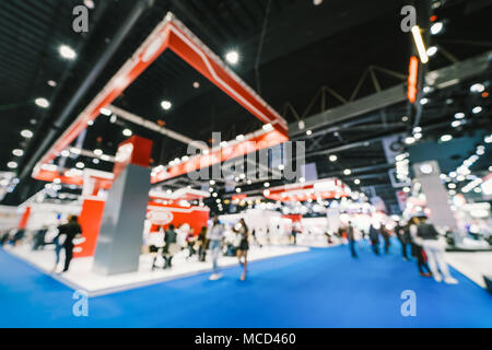 Sfocatura dello sfondo sfocato di pubblico exhibition hall. Fiere commerciali, fiera del lavoro o del mercato azionario. Organizzazione o azienda evento, scambi commerciali Foto Stock