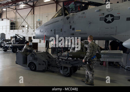 Tech Sgt. Miguel Garza, 363 Training Squadron armamento istruttore, dirige Airman Stephanie Alvarez dove posizionare il MJ-1 bomba Loader per scaricare il GUB-12 a Sheppard Air Force Base in Texas, 14 febbraio, 2018. Garza di classe è nel blocco 13 di 13 e pianificata per laurearsi il 20 febbraio. (U.S. Air Force foto di Alan R. Quevy) Foto Stock