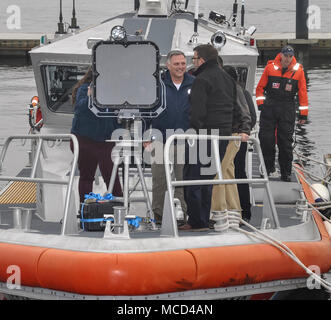 Il Sig. William Bryan, Department of Homeland Security il Sottosegretario di Stato per la scienza e la tecnologia, riceve una dimostrazione personale di guardia costiera salutando acustica e la luce laser Sistema tattico installato su un Coast Guard boat, giovedì, 15 febbraio 2018, sul fiume Tamigi, New London, Connecticut. Bryan ha visitato il centro di ricerca e di sviluppo per osservare il HALLTS come parte di una più ampia dimostrazione tecnologica. (U.S. Coast Guard Foto cortesia del centro di ricerca e di sviluppo) Foto Stock