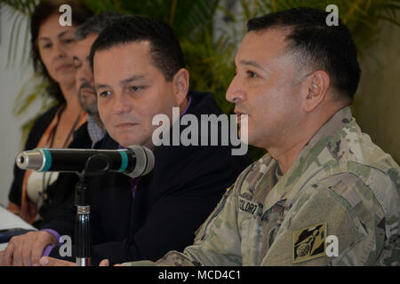 Lt. Col. Roberto Solorzano, Puerto Rico Recovery Field Office Commander, e Guaynabo Sindaco Angel Perez Otero riconoscere il completamento materiale del corpo degli ingegneri di detriti in missione Guaynabo durante una cerimonia di firma il 15 febbraio 2018. Il USACE ha iniziato la sua attività nel territorio del comune di Guaynabo il 4 novembre 2017 la cancellazione di circa 160.000 metri cubi di detriti. Dopo l'uragano Maria, la Federal Emergency Management Agency (FEMA) incaricato USACE per raccogliere 3,9 milioni di metri cubi di detriti da 55 partecipano i comuni in Puerto Rico. Raggiungere questo traguardo significa Foto Stock