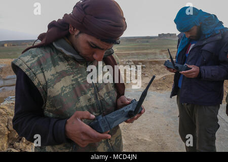 Contatore di base improvvisata dispositivo esplosivo di corso gli studenti con la Raqqa alla forza di sicurezza interna imparare come azionare il robot durante il corso di formazione vicino a Qatar, la Siria, Febbraio 8, 2018. Questa formazione fa parte del complesso di Combined Joint Task Force - Funzionamento inerenti risolvere potenziata la capacità dei partner di missione che si concentra sulla formazione per migliorare la capacità di protezione all'interno della nazione. CJTF-funzione OIR è la coalizione globale per sconfiggere ISIS in Iraq e la Siria. (U.S. Foto dell'esercito da Staff Sgt. Ambraea Johnson) Foto Stock