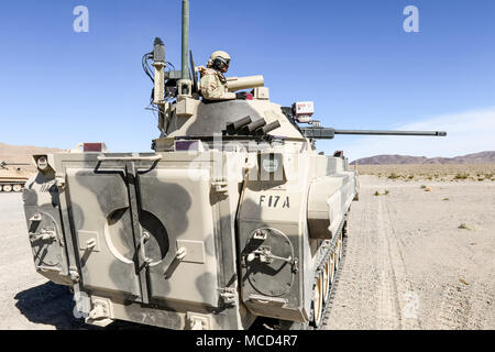 FORT IRWIN, California - Troopers dal xi Armored reggimento di cavalleria di difendere la loro posizione contro l'aggressione a elementi del terzo reggimento di cavalleria, da Fort Hood, Texas. Febbraio 16, 2018 nel Centro Nazionale di allenamento del corridoio centrale. Questa fase di combattimento ha contestato il "Brave Fucili" Brigata capacità di difendere il terreno chiave contro un vicino-peer avversario. (U.S. Esercito foto di Spc. Angelo Heraldez, undicesimo ACR, PAO) Foto Stock