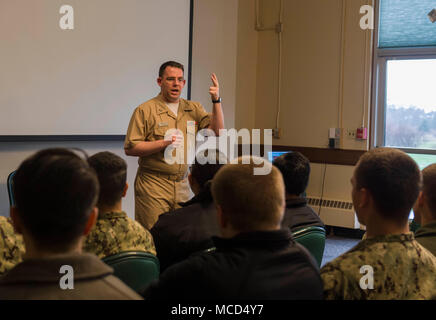 180216-N-KH214-0016 Oak Harbor, nello Stato di Washington (16 febbraio 2018) Lt. Zachary Juniper parla durante una prevenzione dei suicidi corso di formazione tenuto presso il degli officer di club Naval Air Station (NAS) Whidbey Island. NAS Whidbey Island è stato riconosciuto per il suo unico ed efficace prevenzione dei suicidi con il programma di prevenzione dei suicidi premio di riconoscimento presentato dal direttore del DoD prevenzione dei suicidi Office Giorgio Parisi. (U.S. Foto di Marina di Massa lo specialista di comunicazione 2a classe Scott Wood/rilasciato) Foto Stock