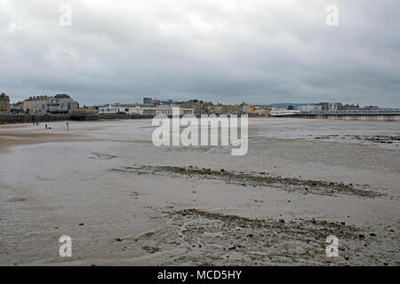 Weston-super-Mare, Regno Unito. 16 Aprile, 2018. Regno Unito meteo: un quasi deserta spiaggia su una cortina di nubi, ventilati molla showery pomeriggio. Keith Ramsey/Alamy Live News Foto Stock