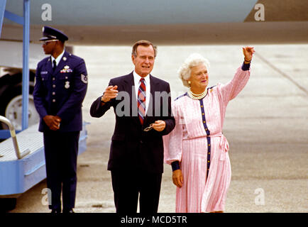 Il Vicepresidente degli Stati Uniti George H.W. Bush e Barbara Bush arriva a New Orleans, Louisiana per il 1988 Convention Nazionale Repubblicana il 16 agosto 1988. Credito: Arnie Sachs/CNP /MediaPunch Foto Stock