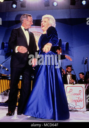 Il Presidente degli Stati Uniti George H.W. Bush e la first lady Barbara Bush assistere ad una sfera inaugurale il giorno dell'inaugurazione, Gennaio 20, 1989 a Washington, DC. Credito: Pam Prezzo/Piscina via CNP /MediaPunch Foto Stock