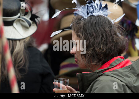 Leesburg, Stati Uniti d'America. Il 15 aprile 2018. Stati Uniti: 15 Aprile 2018: Fine cappelli e buoni cocktail contribuire a celebrare la primavera presso la cinquantaduesima annuale di Loudoun Hunt da punto a punto le gare che si sono svolte a Oatlands Plantation vicino a Leesburg. (Foto di Douglas Graham/Loudoun ora) Foto Stock