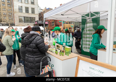 New York, NY - Aprile 15, 2018: Newyorkesi celebrare la Giornata della Terra su Union Square Credit: lev radin/Alamy Live News Foto Stock