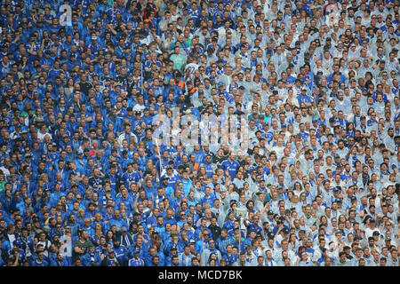 Gelsenkirchen, Germania 15 aprile 2018, Bundesliga giornata 30, FC Schalke 04 vs BV Borussia Dortmund: Schalke sostenitori. Credito: Juergen schwarz/Alamy Live News Foto Stock