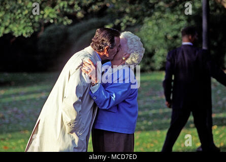 Washington, Distretto di Columbia, Stati Uniti d'America. 23 ott 1992. Il Presidente degli Stati Uniti George H.W. Baci Bush first lady Barbara Bush come egli si diparte la South Lawn della Casa Bianca a Washington DC su Venerdì, Ottobre 23, 1992.Credit: Ron Sachs/CNP Credito: Ron Sachs/CNP/ZUMA filo/Alamy Live News Foto Stock