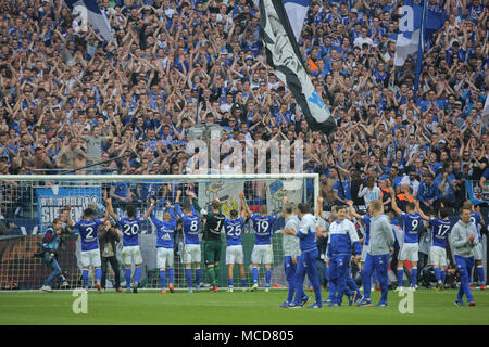 Gelsenkirchen, Germania 15 aprile 2018, Bundesliga giornata 30, FC Schalke 04 vs BV Borussia Dortmund: Schlussjubel Schalke. Credito: Juergen schwarz/Alamy Live News Foto Stock