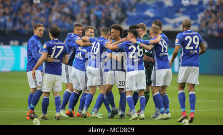 Gelsenkirchen, Germania 15 aprile 2018, Bundesliga giornata 30, FC Schalke 04 vs BV Borussia Dortmund: Schlussjubel Schalke. Credito: Juergen schwarz/Alamy Live News Foto Stock