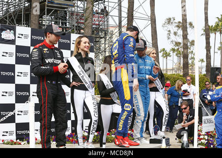 Long Beach, California, Stati Uniti d'America. Xv Apr, 2018. Aprile 15, 2018 - Long Beach, California, Stati Uniti d'America: Alexander Rossi (27), di alimentazione (12), e Ed Jones (10) celebrare in corsia di vittoria dopo la finitura P1, P2 e P3 in Toyota Grand Prix di Long Beach a strade di Long Beach a Long Beach, California. Credito: Justin R. Noe Asp Inc/ASP/ZUMA filo/Alamy Live News Foto Stock