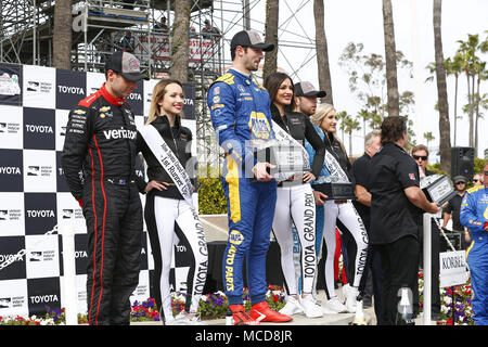 Long Beach, California, Stati Uniti d'America. Xv Apr, 2018. Aprile 15, 2018 - Long Beach, California, Stati Uniti d'America: Alexander Rossi (27), di alimentazione (12), e Ed Jones (10) celebrare in corsia di vittoria dopo la finitura P1, P2 e P3 in Toyota Grand Prix di Long Beach a strade di Long Beach a Long Beach, California. Credito: Justin R. Noe Asp Inc/ASP/ZUMA filo/Alamy Live News Foto Stock