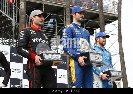 Long Beach, California, Stati Uniti d'America. Xv Apr, 2018. Aprile 15, 2018 - Long Beach, California, Stati Uniti d'America: Alexander Rossi (27), di alimentazione (12), e Ed Jones (10) celebrare in corsia di vittoria dopo la finitura P1, P2 e P3 in Toyota Grand Prix di Long Beach a strade di Long Beach a Long Beach, California. Credito: Justin R. Noe Asp Inc/ASP/ZUMA filo/Alamy Live News Foto Stock