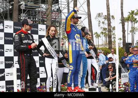 Long Beach, California, Stati Uniti d'America. Xv Apr, 2018. Aprile 15, 2018 - Long Beach, California, Stati Uniti d'America: Alexander Rossi (27), di alimentazione (12), e Ed Jones (10) celebrare in corsia di vittoria dopo la finitura P1, P2 e P3 in Toyota Grand Prix di Long Beach a strade di Long Beach a Long Beach, California. Credito: Justin R. Noe Asp Inc/ASP/ZUMA filo/Alamy Live News Foto Stock