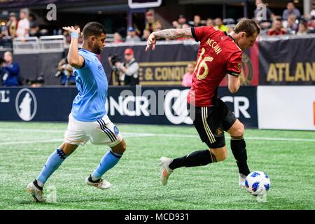 Atlanta, GA, Stati Uniti d'America. Aprile 15, 2018. Atlanta Regno centrocampista Chris McCann (16) durante la sequenza di lunghezza massima MLS partita di calcio tra New York City FC e Atlanta uniti al Mercedes-Benz Stadium di domenica 15 aprile, 2018 in Atlanta, GA. Giacobbe Kupferman/CSM Credito: Cal Sport Media/Alamy Live News Foto Stock