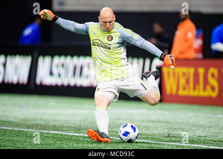 Atlanta, GA, Stati Uniti d'America. Aprile 15, 2018. Atlanta Regno portiere Brad Guzan (1) durante la sequenza di lunghezza massima MLS partita di calcio tra New York City FC e Atlanta uniti al Mercedes-Benz Stadium di domenica 15 aprile, 2018 in Atlanta, GA. Giacobbe Kupferman/CSM Credito: Cal Sport Media/Alamy Live News Foto Stock