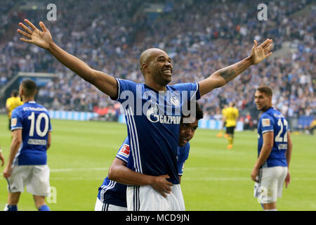 Gelsenkirchen (Germania). Xv Apr, 2018. Naldo (anteriore) di FC Schalke 04 celebrare dopo rigature durante la Bundesliga match tra FC Schalke 04 e Borussia Dortmund a Gelsenkirchen, Germania, il 15 aprile 2018. Credito: Joachim Bywaletz/Xinhua/Alamy Live News Foto Stock