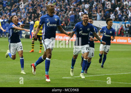 Gelsenkirchen (Germania). Xv Apr, 2018. Naldo (2 L) di FC Schalke 04 celebrare dopo rigature durante la Bundesliga match tra FC Schalke 04 e Borussia Dortmund a Gelsenkirchen, Germania, il 15 aprile 2018. Credito: Joachim Bywaletz/Xinhua/Alamy Live News Foto Stock