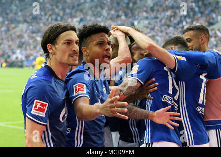 Gelsenkirchen (Germania). Xv Apr, 2018. I giocatori di FC Schalke 04 celebrare dopo rigature durante la Bundesliga match tra FC Schalke 04 e Borussia Dortmund a Gelsenkirchen, Germania, il 15 aprile 2018. Credito: Joachim Bywaletz/Xinhua/Alamy Live News Foto Stock