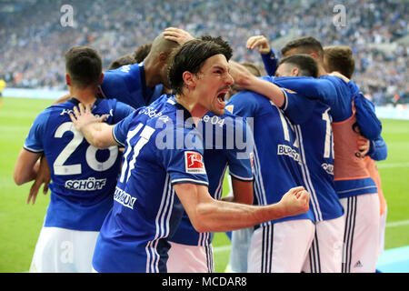 Gelsenkirchen (Germania). Xv Apr, 2018. I giocatori di FC Schalke 04 celebrare dopo rigature durante la Bundesliga match tra FC Schalke 04 e Borussia Dortmund a Gelsenkirchen, Germania, il 15 aprile 2018. Credito: Joachim Bywaletz/Xinhua/Alamy Live News Foto Stock