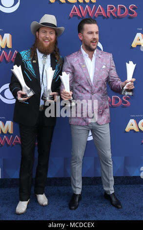Las Vegas, Nevada, Stati Uniti. 15 aprile 2018. 15 aprile 2018 - Las Vegas, NV - Brothers Osborne, John Osborne, TJ Osborne. 2018 ACM Awards Red Carpet arrivi all'MGM Grand Garden Arena. Credito fotografico: MJT/AdMedia credito: Mjt/AdMedia Foto Stock
