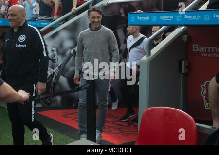 Leverkusen, Deutschland. Xiv Apr, 2018. Coach Niko KOVAC (F) passeggiate al Frankfurter coachbank, figura intera, Soccer 1. Bundesliga, 30. Giornata, Bayer 04 Leverkusen (LEV) - Eintracht Francoforte (F) 4: 1, 14.04.2018 a Leverkusen/Germania. | Utilizzo di credito in tutto il mondo: dpa/Alamy Live News Foto Stock