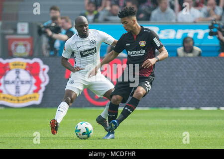 Leverkusen, Deutschland. Xiv Apr, 2018. Jetro WILLEMS (sinistra, F) rispetto a Benjamin HENRICHS (LV), azione, duelli, calcio prima Bundesliga, trentesima giornata, Bayer 04 Leverkusen (LEV) - Eintracht Francoforte (F) 4: 1, 14.04.2018 a Leverkusen/Germania. | Utilizzo di credito in tutto il mondo: dpa/Alamy Live News Foto Stock