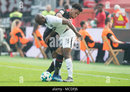 Leverkusen, Deutschland. Xiv Apr, 2018. Jetro WILLEMS (destra, F) rispetto a Benjamin HENRICHS (LV), azione, duelli, calcio prima Bundesliga, trentesima giornata, Bayer 04 Leverkusen (LEV) - Eintracht Francoforte (F) 4: 1, 14.04.2018 a Leverkusen/Germania. | Utilizzo di credito in tutto il mondo: dpa/Alamy Live News Foto Stock